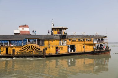 Hularhat, Bangladeş, 27 Şubat 2017: Bangladeş'te Dhaka: Khulna satırındaki cazibe dolu eski bir yandan çarklı vapur roket - sürücüler