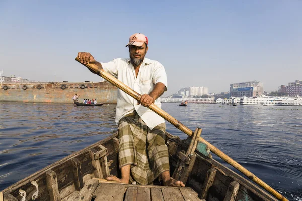 Dhaka, Bangladesh, February 24 2017: Close-up view of a rower in a taxi boat from the perspective of the passenger on the Buriganga River in Dhaka Bangladesh — Stock Photo, Image