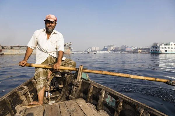 Dhaka, Bangladesh, 24 de febrero de 2017: Vista de cerca de un remador en un taxi desde la perspectiva del pasajero en el río Buriganga en Dhaka Bangladesh — Foto de Stock