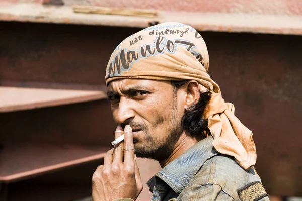 Dhaka, Bangladéš, 24 února 2017: Pracovník na loď překladiště v Dhaka Bangladéš kouří cigaretu — Stock fotografie