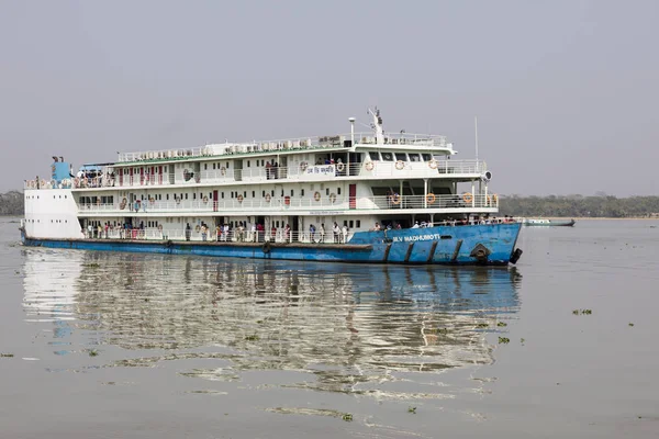 Khulna, Bangladesh, 1 de marzo de 2017: Típico ferry de pasajeros en un río cerca de Khulna — Foto de Stock