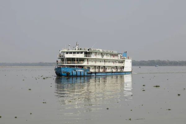 Khulna, Bangladesh, 1 de marzo de 2017: Típico ferry de pasajeros en un río cerca de Khulna — Foto de Stock