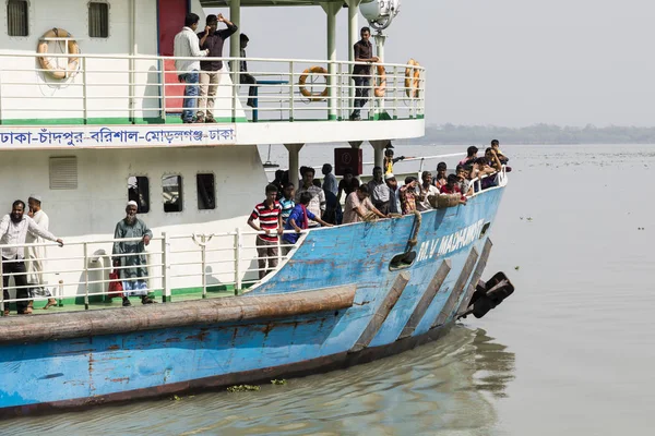 Khulna, Bangladesh, 1 de marzo de 2017: Típico ferry de pasajeros en un río cerca de Khulna — Foto de Stock