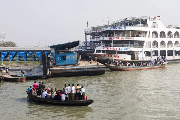 Barisal, Bangladesh, 27 de febrero de 2017: Tránsitos de taxis acuáticos en el puerto de Barisal frente a un ferry de pasajeros — Foto de Stock