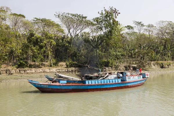 Morrelganj, Bangladesh, 27 de febrero de 2017: Dos barcos están cargados de arena en la orilla del río a través de tuberías — Foto de Stock