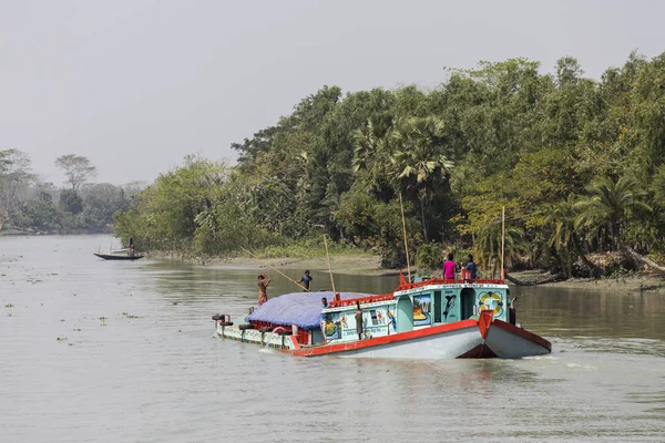 Morrelganj, Bangladesh, 27 de febrero de 2017: Un buque de carga sobrecargado conduce por un río en Bangladesh — Foto de Stock