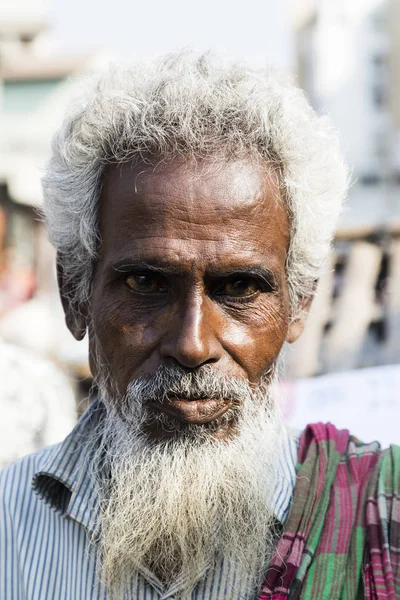 Khulna, Bangladéš, 28 února 2017: Portrét starého Muslim v ulicích Khulna — Stock fotografie