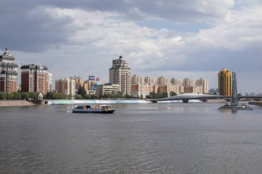 Astana, Kazakistan, 4 Ağustos 2018: Skyline şehir Astana yeşil nehir ile yaz aylarında