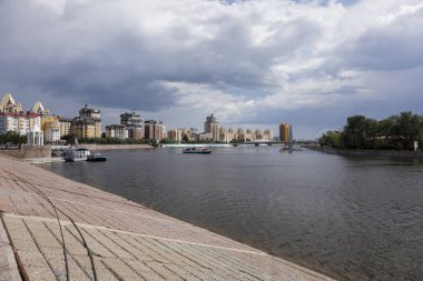 Astana, Kazakistan, 4 Ağustos 2018: Skyline şehir Astana yeşil nehir ile yaz aylarında