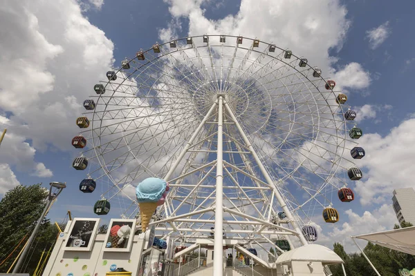 Astana, Cazaquistão, 4 de agosto de 2018: Roda gigante em um pequeno parque de diversões na cidade de Astana — Fotografia de Stock