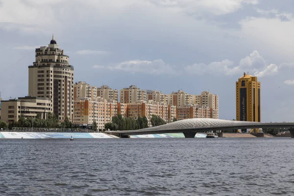 Astana, Kazajstán, 4 de agosto de 2018: Skyline del centro de Astana con el río Yesil durante el verano — Foto de Stock