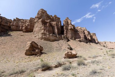 Çarın Kanyonu kırmızımsı kumtaşı kayalıklarla için içinde kez izlendi. Kanyon kaleler Vadisi olarak da adlandırılır ve Kazakistan'ın Almatı doğusunda yer alır.