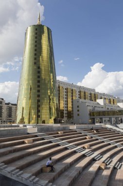 Astana, Kazakistan, 2 Ağustos 2018: Cam ve beton ana meydanında inşaat denilen Altın Kule ve İdari Binalar karmaşık bir görünüm.