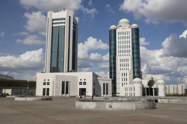 Astana, Kazakistan, 2 Ağustos 2018: İş bölgesi ile bakanlıkların Astana, Kazakistan merkezinde modern evler