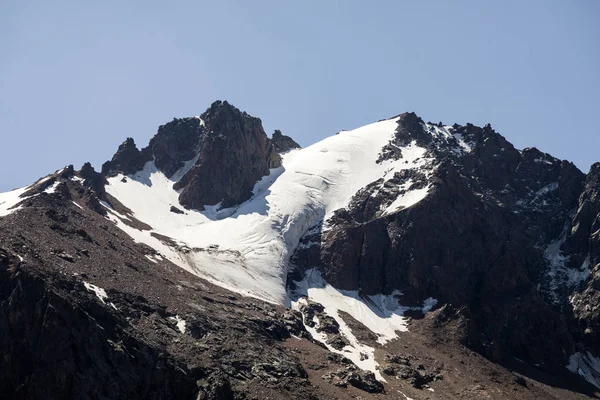 Landschap van de Shymbulak bergen met gletsjer tijdens de zomer, Kazachstan — Stockfoto