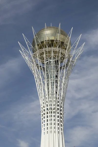 Astana, Cazaquistão, 3 de agosto de 2018: A Torre Bayterek é um monumento e torre de observação em Astana. A altura do edifício é de 105 metros — Fotografia de Stock