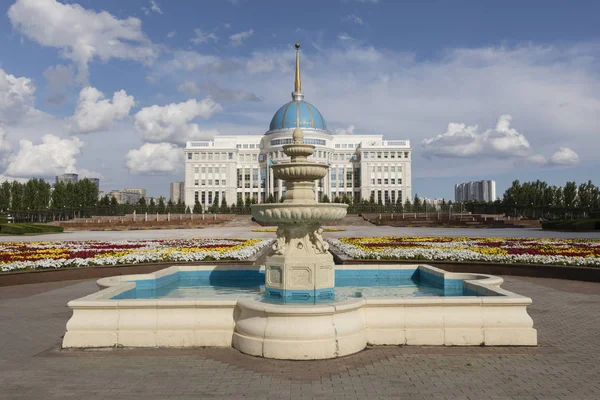 Astana, Cazaquistão, 2 de agosto de 2018: Residência do Presidente da República do Cazaquistão Ak Orda em Astana, Cazaquistão . — Fotografia de Stock