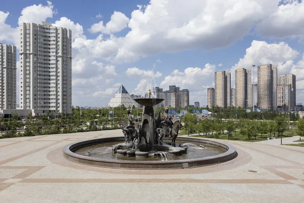 Astana, Kazajstán, 3 de agosto de 2018: Fuente frente al Museo Nacional y el Palacio de la Paz y la Reconciliación en el fondo — Foto de Stock