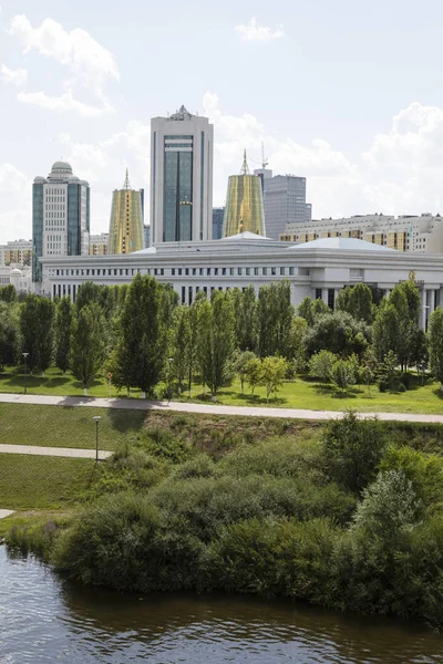 Астана, Казахстан, 3 августа 2018 года: Летний рейс Skyline of downtown Astana with Yesil River — стоковое фото