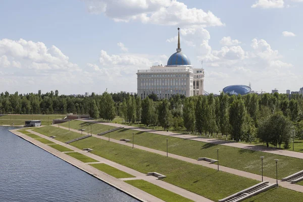 Astana, Cazaquistão, 3 de agosto de 2018: Skyline do centro de Astana com o rio Yesil e a residência do presidente Ak Orda durante o verão — Fotografia de Stock