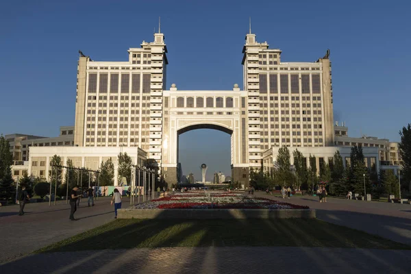 Astana, Kazajstán, 3 de agosto de 2018: Complejo de edificios en la Corporación Nacional KazMunaiGas durante el atardecer en Nurzhol Bulvar — Foto de Stock