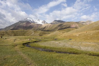 Pamir Dağları eteklerinde, Peak Lenin Kırgızistan'ın manzara