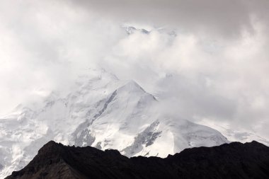 Pamir Dağları zirve bulutlar, Kırgızistan kefen Lenin ile