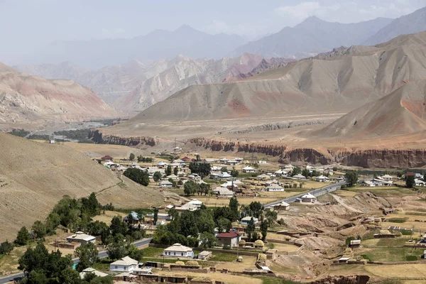 Falu táj körül a híres Pamir Highway M41 Kirgizisztánban Közép-Ázsiában — Stock Fotó