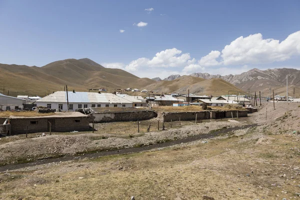 Σαρί-τας συνοριακή πόλη στην Κιργιζία στο γειτονικό Τατζικιστάν στον αυτοκινητόδρομο Pamir στην Κεντρική Ασία — Φωτογραφία Αρχείου