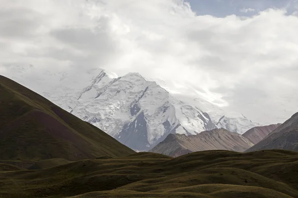 Landschaft im Pamirgebirge am Fuße des Peak Lenin in Kyrgyzstan — Stockfoto