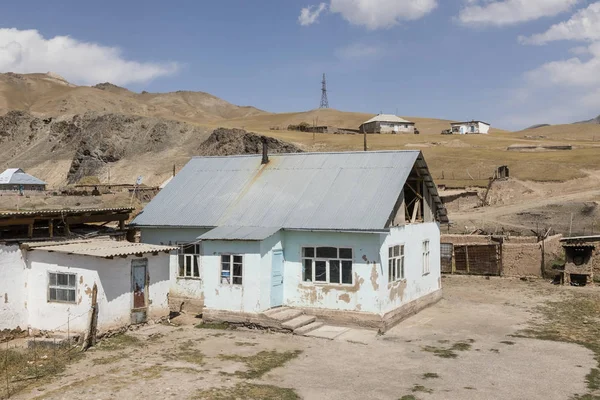 Residencial hous da cidade fronteiriça Sary-Tash no Quirguistão ao vizinho Tajiquistão na Estrada Pamir na Ásia Central — Fotografia de Stock