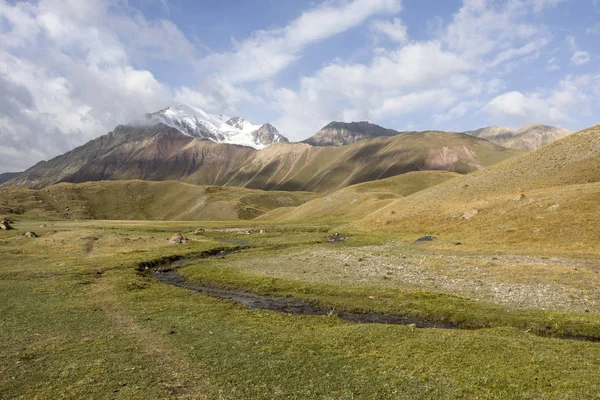 Krajobraz w górach Pamiru, u podnóża szczytu Lenina w Kirgistanie — Zdjęcie stockowe