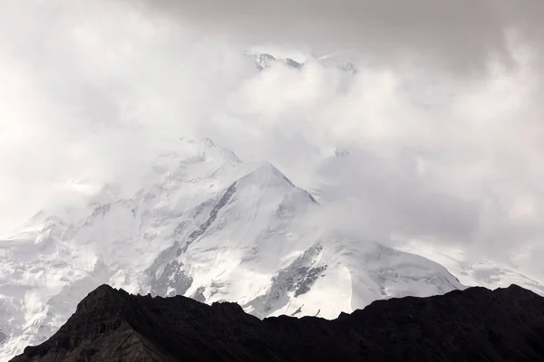 Pamir mountains with peak Lenin, which is shrouded by clouds, Kyrgyzstan — Stock Photo, Image