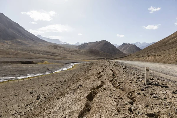 Paisaje del desierto en la zona de Ak-Baital Pass con carretera en las montañas Pamir en Tayikistán — Foto de Stock