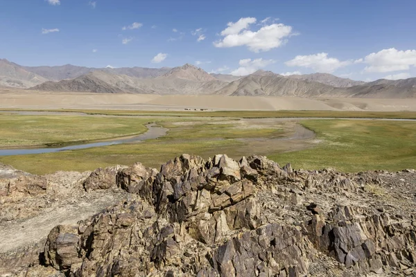 Paisaje en las montañas Pamir en la zona de Murghab en Tayikistán — Foto de Stock
