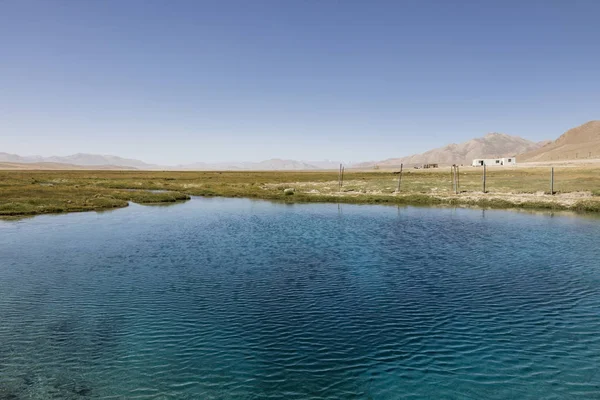 Quelle im Pamirgebirge bei Alichur in Tadschikistan — Stockfoto
