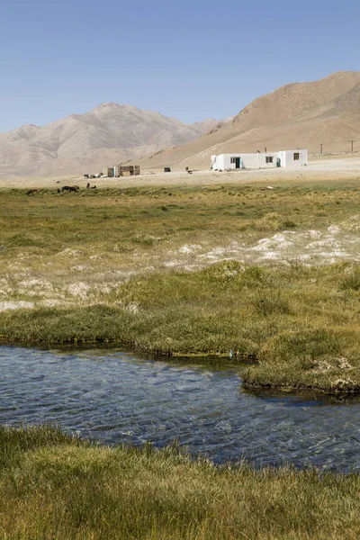 Fluss im Pamirgebirge bei Alichur in Tadschikistan — Stockfoto