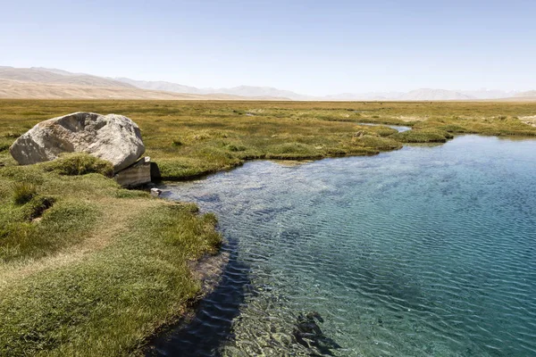 Source dans les montagnes du Pamir près d'Alichur au Tadjikistan — Photo