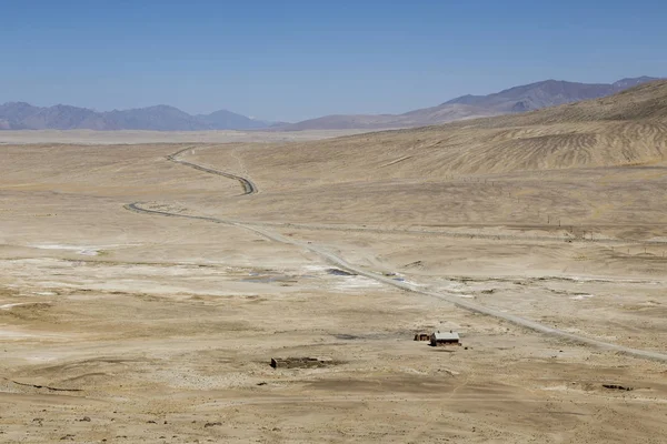 Paysage avec la route du Pamir dans les montagnes du Pamir près d'Alichur au Tadjikistan — Photo