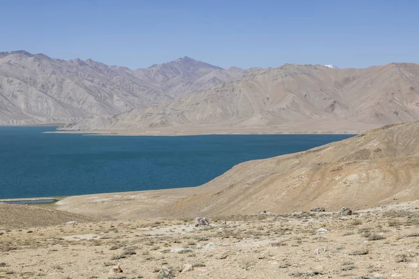 Lago Yashikul en las montañas Pamir cerca de Bulunkul en Tayikistán — Foto de Stock