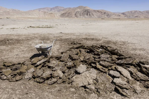 Getrockneter Kuhdung in Bulunkul in Tadschikistan. Mit dem Kuhdung wird der Ofen angeheizt — Stockfoto
