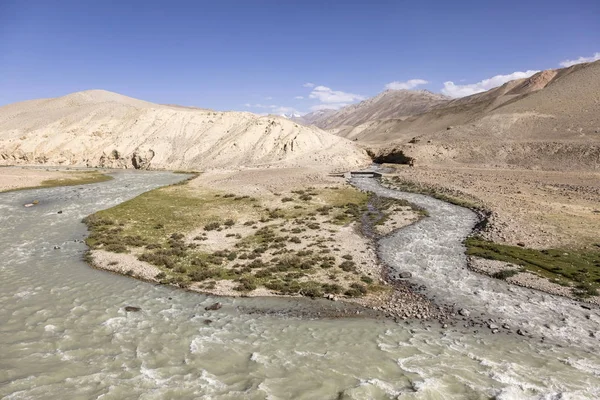 A Pamir folyó a Pamir hegyekben, Tádzsikisztán (balra) és Afganisztánban (jobb oldalon határán) — Stock Fotó