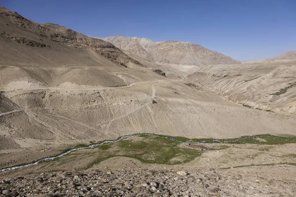 Μικρό ποτάμι στα Pamir βουνά του Τατζικιστάν — Φωτογραφία Αρχείου