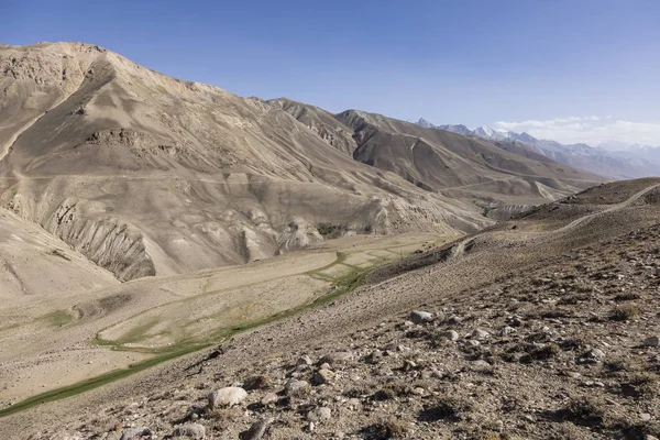 Αυτοκινητόδρομος Pamir στο τοπίο της ερήμου των βουνών Pamir στο Τατζικιστάν. Το Αφγανιστάν είναι στα αριστερά. — Φωτογραφία Αρχείου
