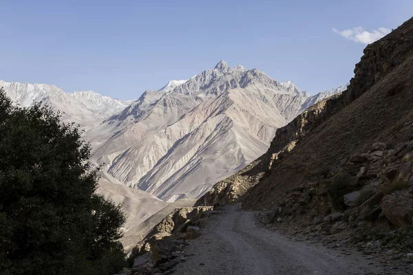 Mooi landschap in het Pamir gebergte. Uitzicht vanuit Tadzjikistan jegens Afghanistan op de achtergrond met de bergtoppen — Stockfoto