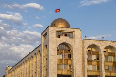 Bişkek, Kırgızistan 9 Ağustos 2018: oryantal tarzda Ala-çok Square yakınındaki günbatımı sırasında bina. Bişkek eski Frunze, Kırgız Cumhuriyeti başkenti ve en büyük olduğunu