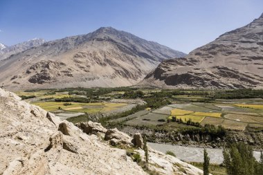 Bereketli Vahan Vrang Tacikistan Panj Nehri Vadisi. Arka plan dağlarda Hindikuş Afganistan'daki vardır