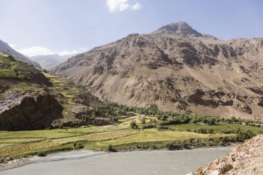 Sınır nehir Panj nehir Tacikistan doğru ve Afganistan ile Vahan Vadisi'nde yaptı