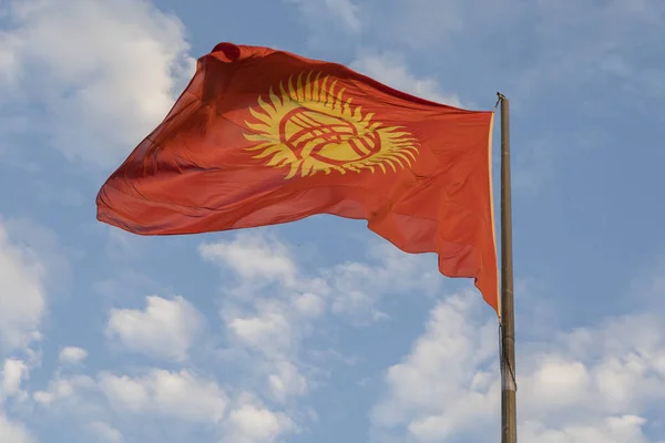 吉尔吉斯斯坦国旗在风中飘扬 — 图库照片