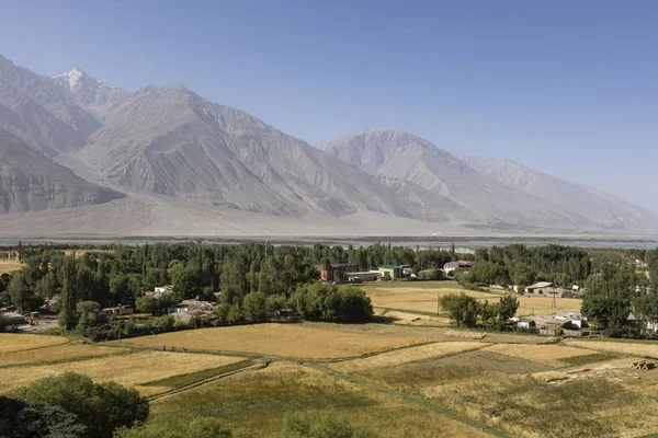 Vruchtbare per dal in de buurt van Vrang in Tadzjikistan. De bergen op de achtergrond zijn de Hindu Kush in Afghanistan — Stockfoto